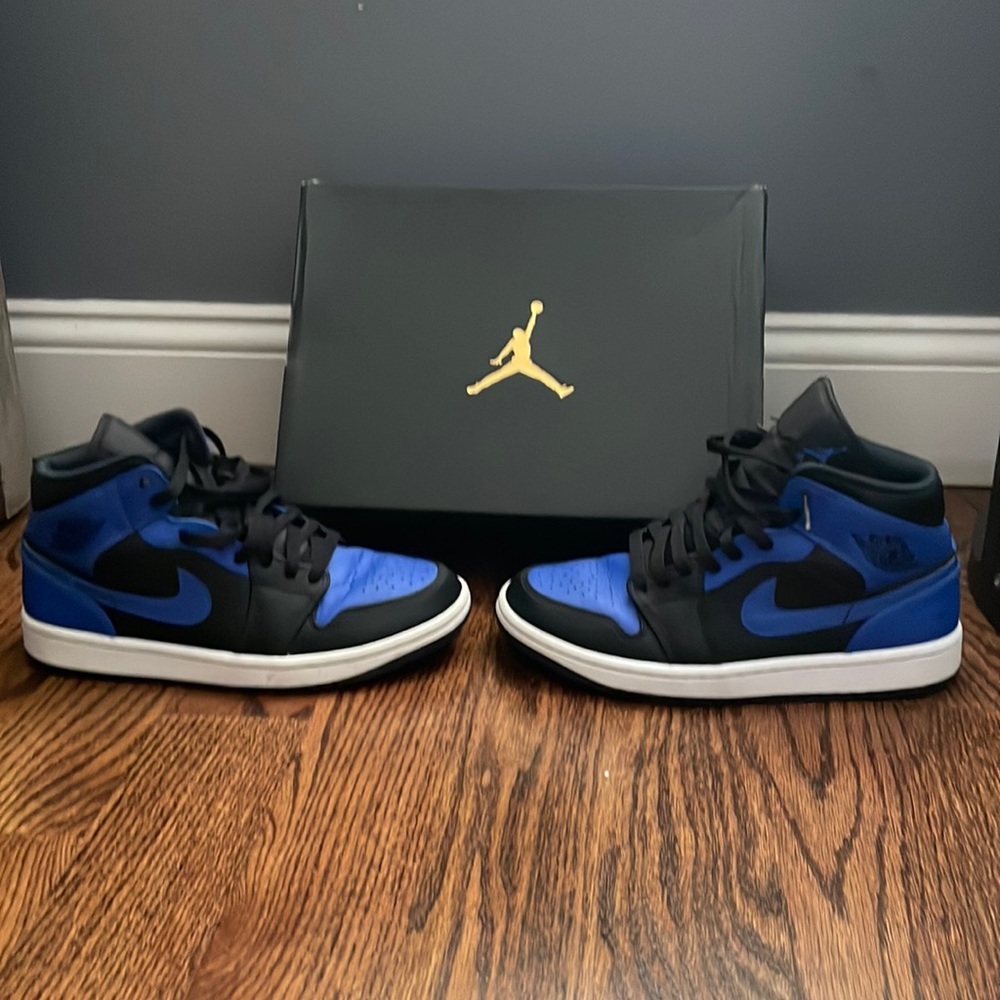 Air Jordan 1 mid hyper royals